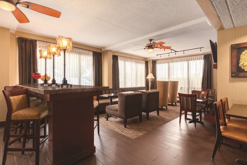 Hampton Inn Des Moines-Airport - Image 4