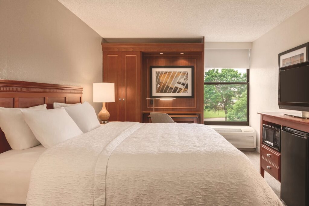 Hampton Inn Des Moines-Airport - Image 3