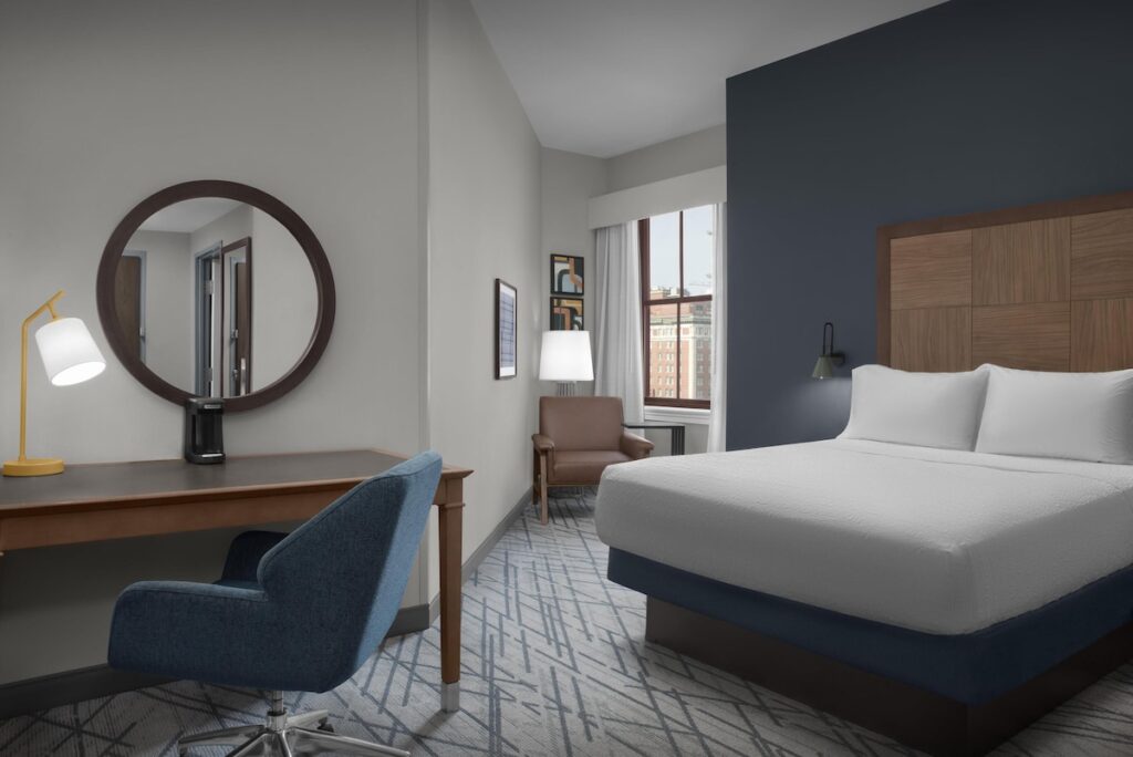 Hampton Inn Indianapolis Downtown Across from Circle Centre - Image 2