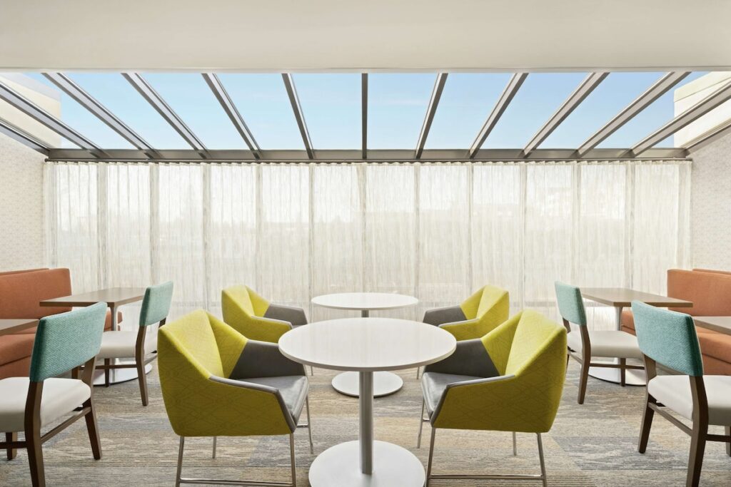 Hampton Inn Portland Airport - Image 4