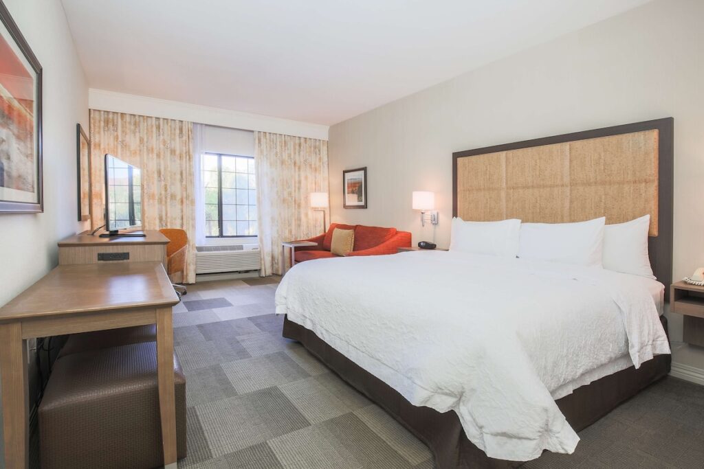 Hampton Inn & Suites Camarillo - Image 4