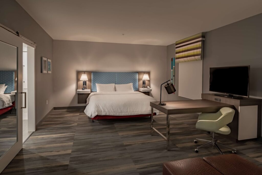 Hampton Inn & Suites Dallas/Plano Central - Image 2
