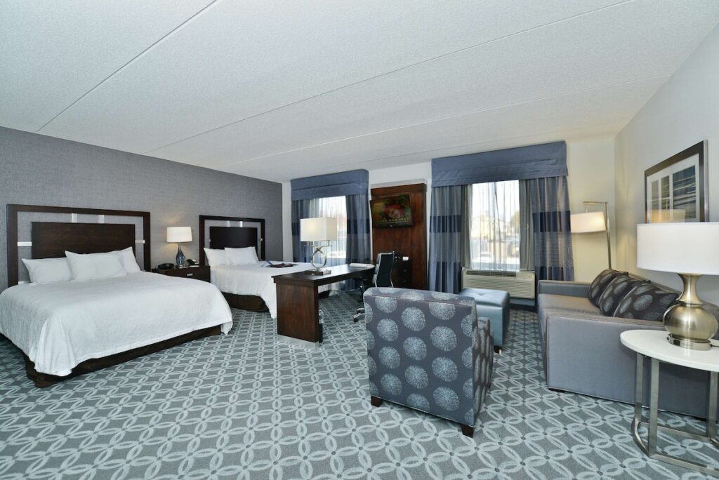 Hampton Inn & Suites Greensboro/Coliseum Area - Image 2