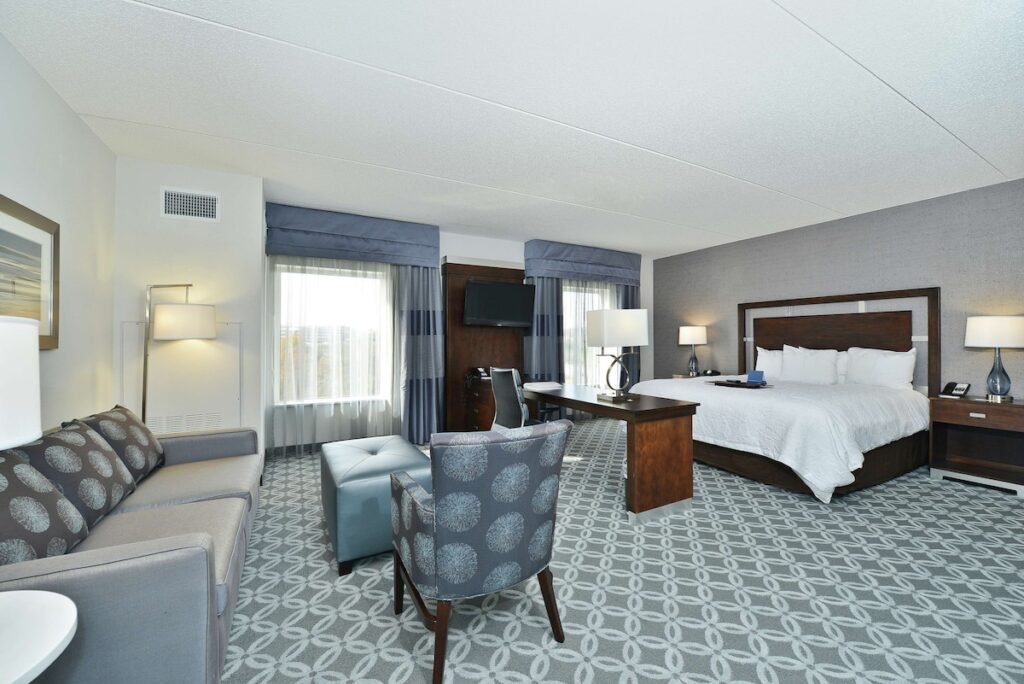 Hampton Inn & Suites Greensboro/Coliseum Area - Image 3