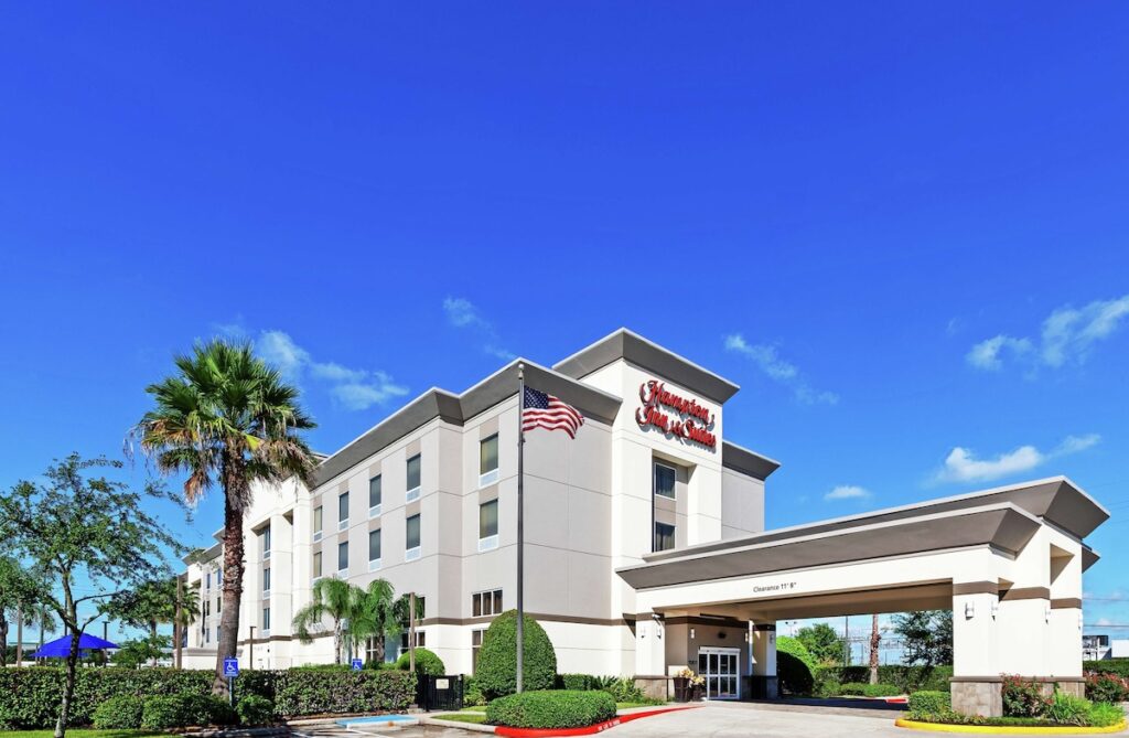 Hampton Inn & Suites Houston-Bush Intercontinental Airport - Image 2