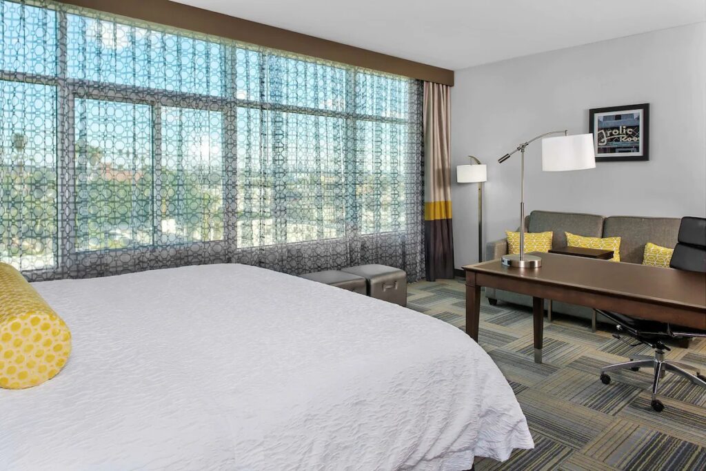 Hampton Inn & Suites Los Angeles/Hollywood, CA - Image 2