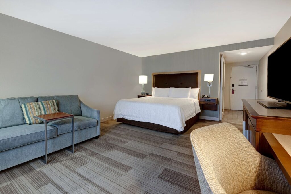 Hampton Inn & Suites Milwaukee West - Image 2
