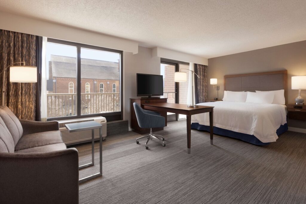 Hampton Inn & Suites Nashville-Downtown - Image 2