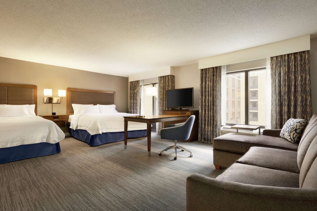 Hampton Inn & Suites Nashville-Downtown - Image 3