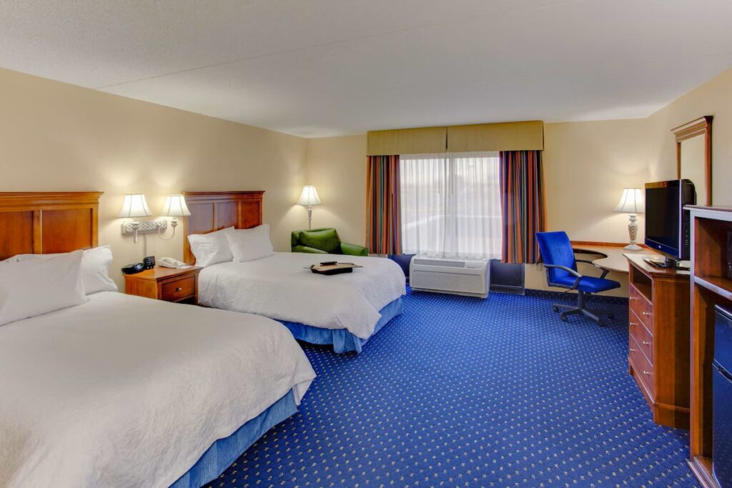 Hampton Inn and Suites Fredericksburg South - Image 3