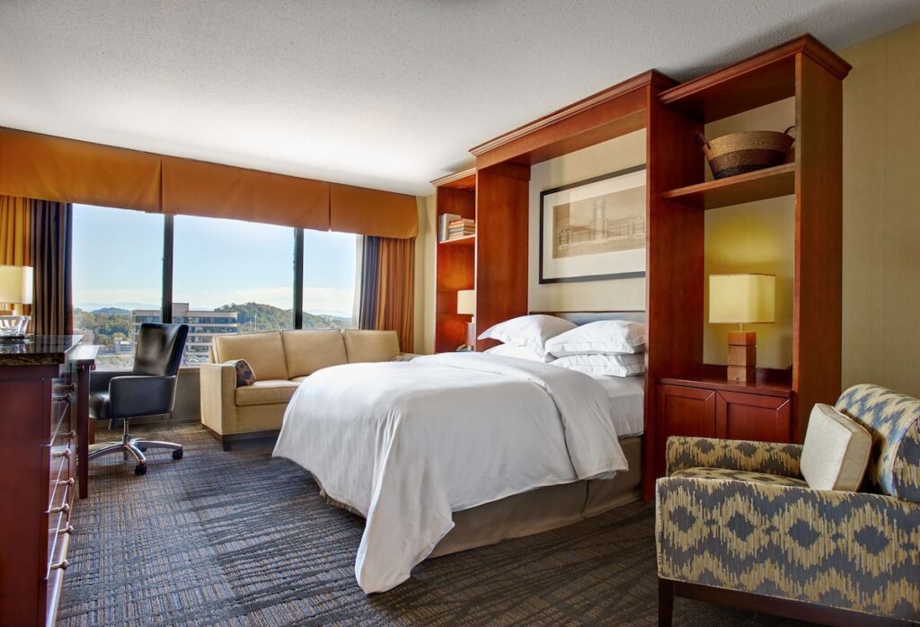 Hilton Knoxville - Image 5