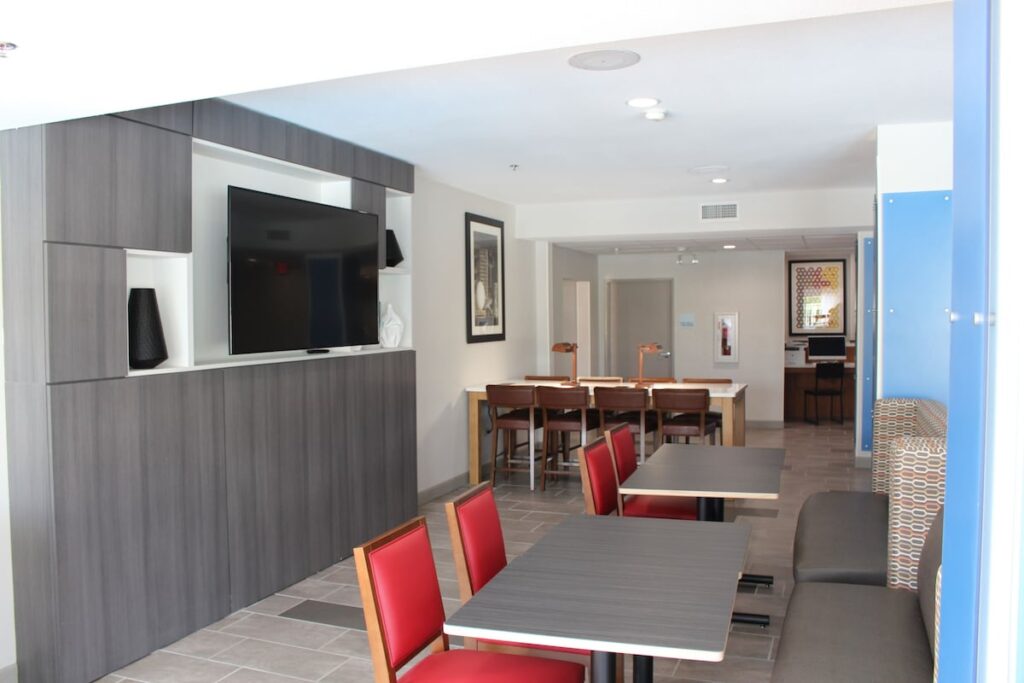 Holiday Inn Express Hotel & Suites Dothan North by IHG - Image 4