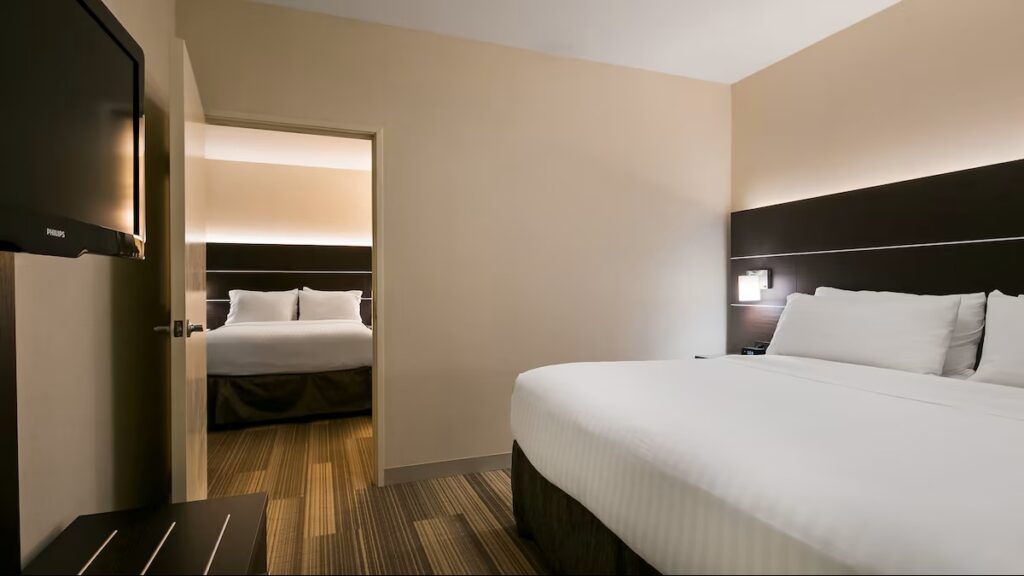Holiday Inn Express Hotel & Suites Everett by IHG - Image 2