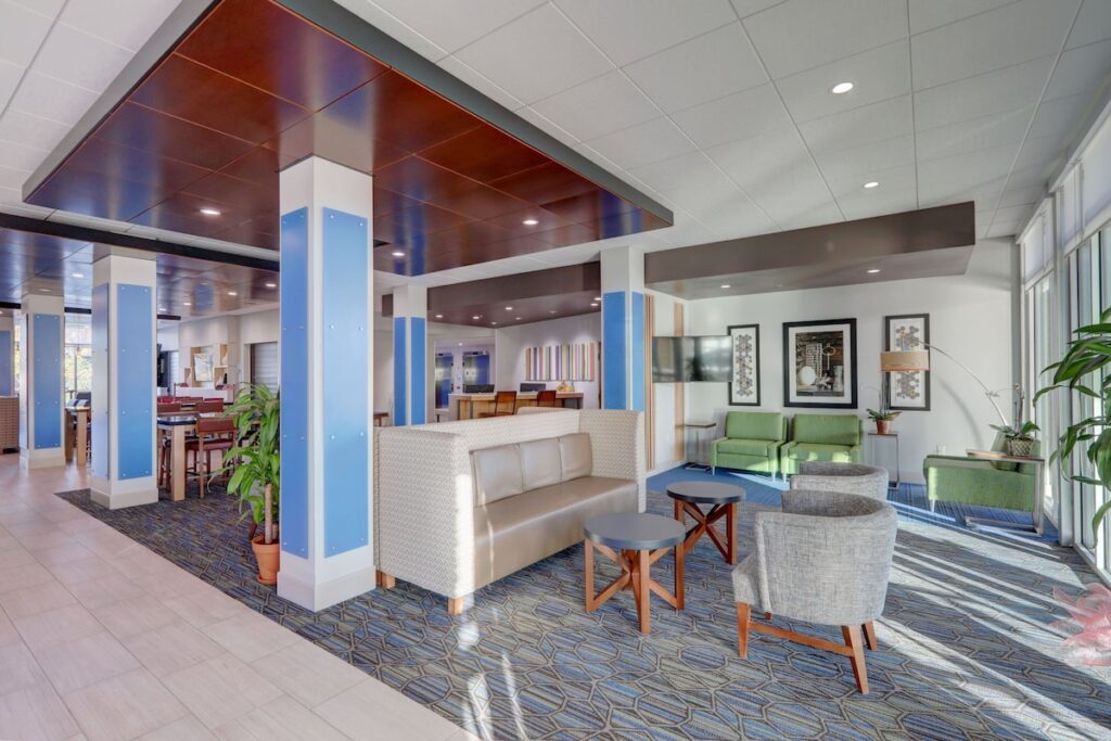 Holiday Inn Express & Suites - Auburn Downtown by IHG - Image 4