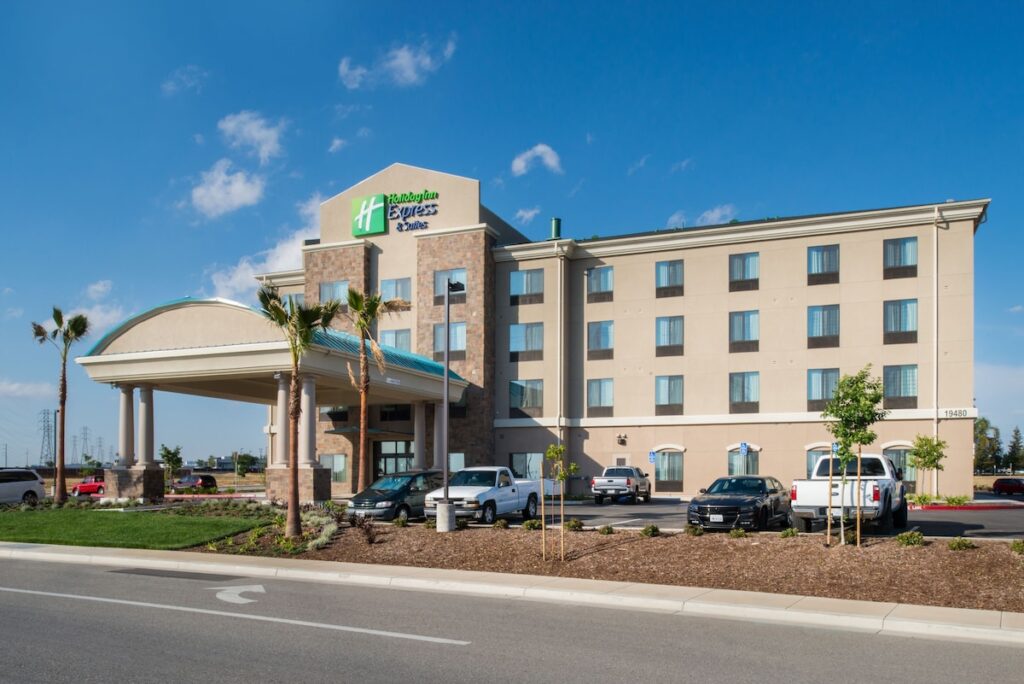 Holiday Inn Express & Suites Bakersfield Airport by IHG - Image 2
