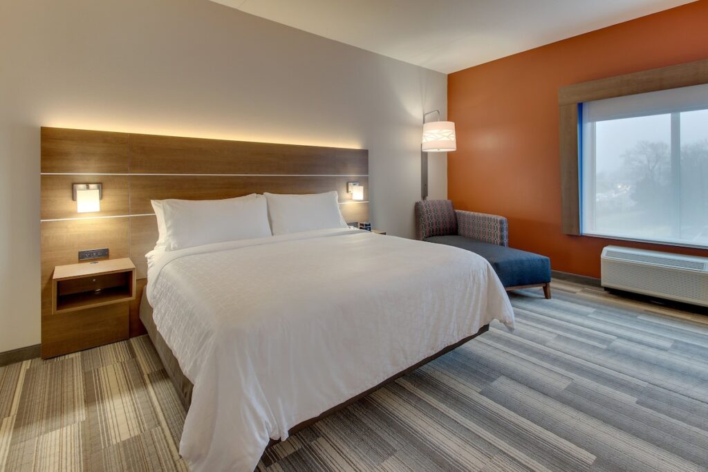 Holiday Inn Express & Suites - Nashville MetroCenter Downtown by IHG - Image 2