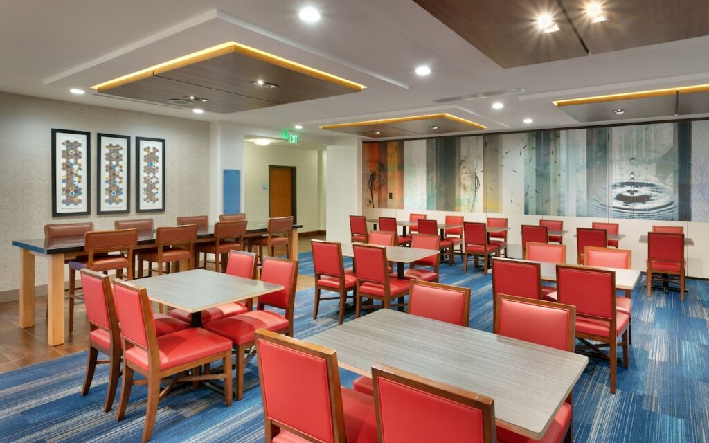 Holiday Inn Express & Suites Orem-North Provo - Image 4