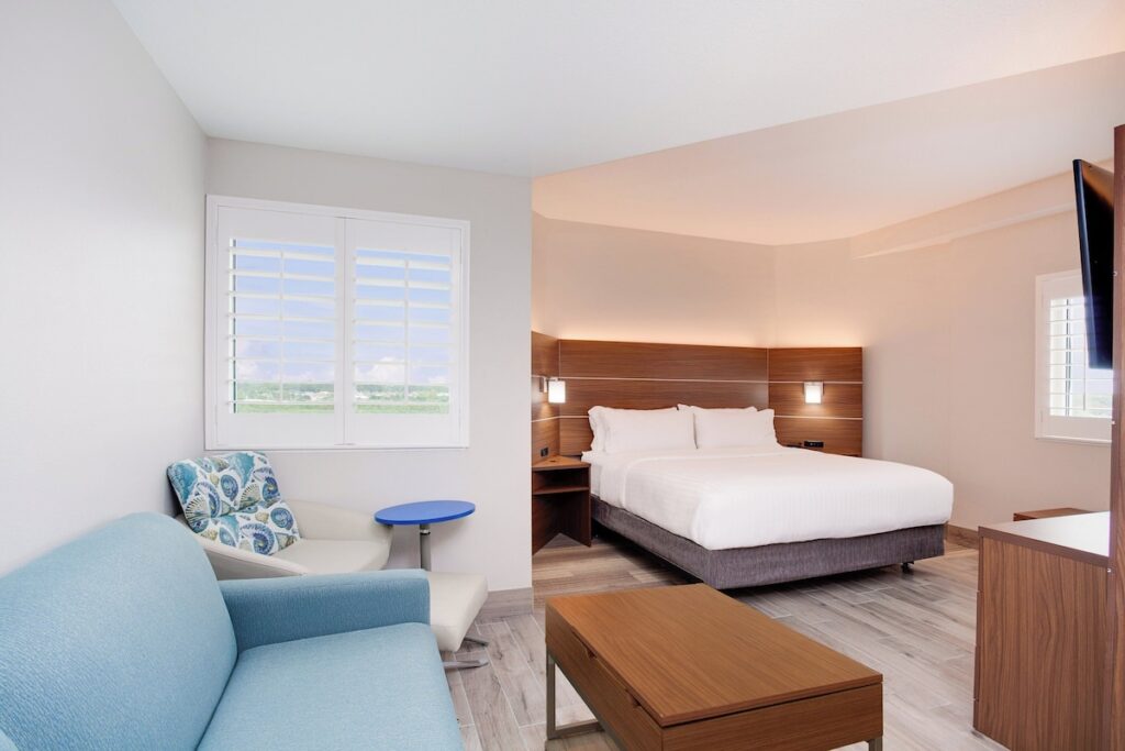 Holiday Inn Express & Suites Panama City Beach - Beachfront by IHG - Image 4