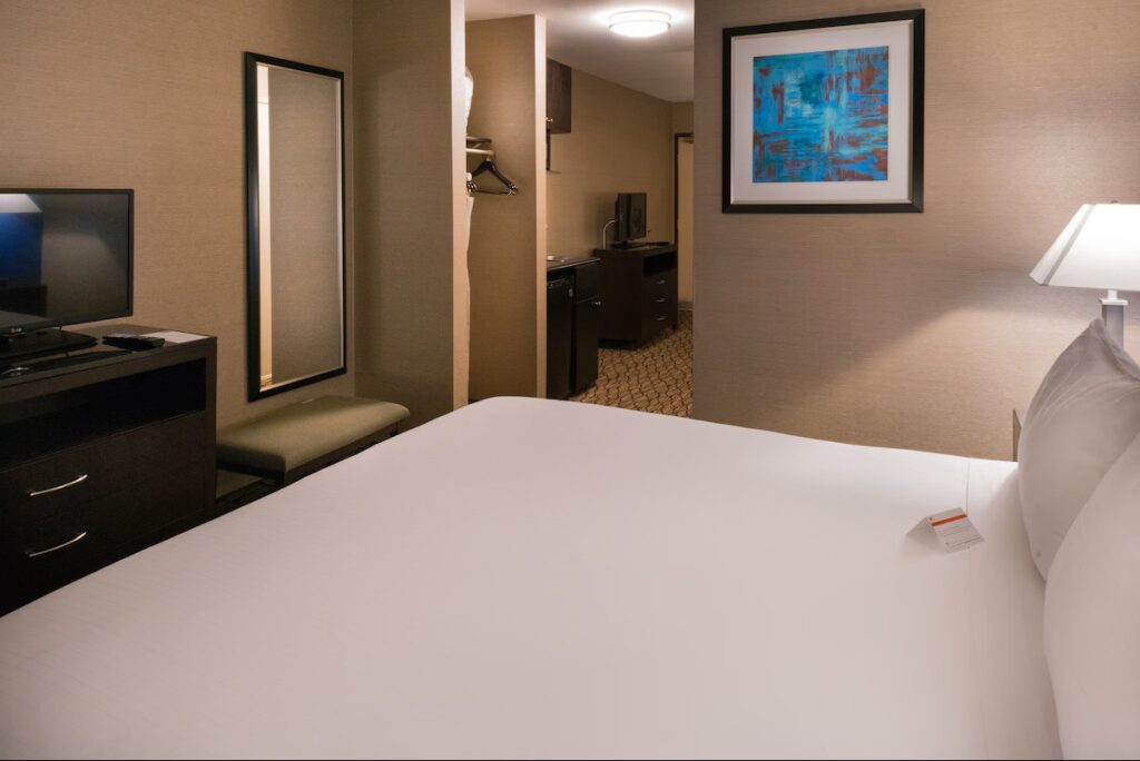 Holiday Inn Express & Suites Pasadena - Los Angeles by IHG - Image 2