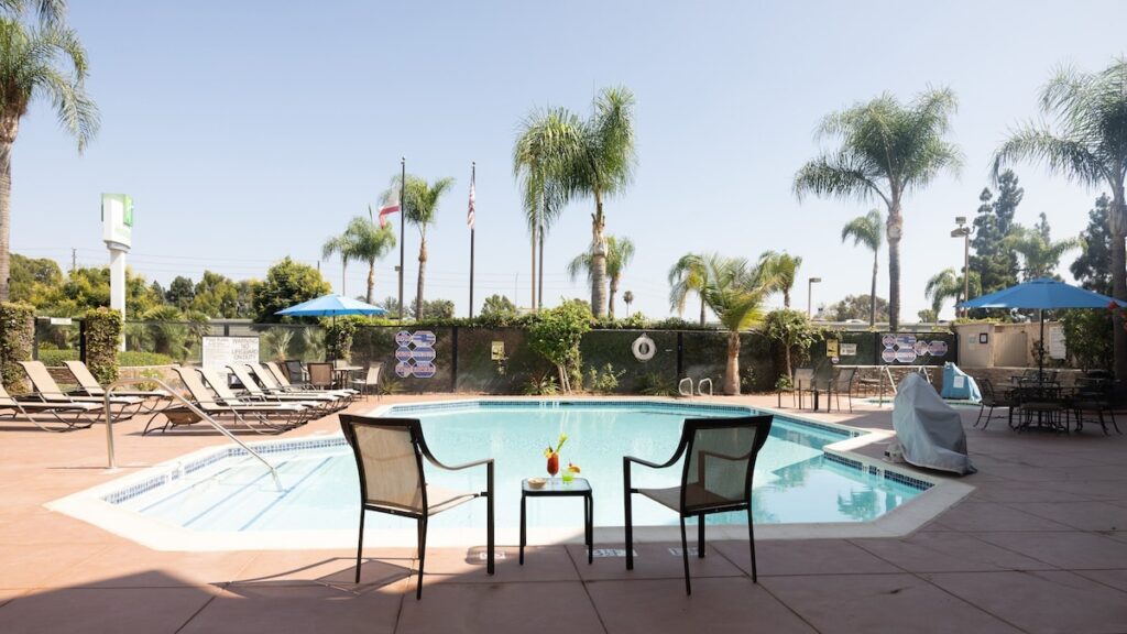 Holiday Inn Express & Suites Santa Ana - Orange County by IHG - Image 3