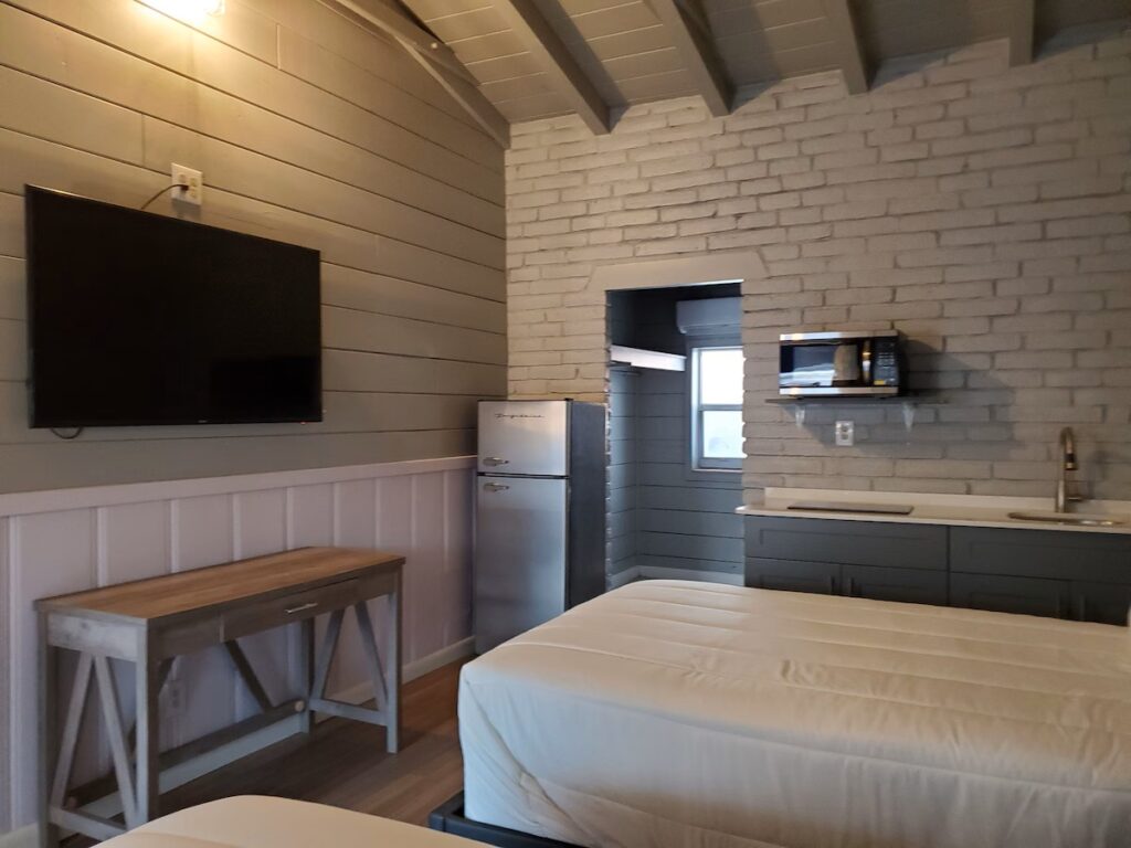 Hollywood Gardens Inn & Suites - Image 2