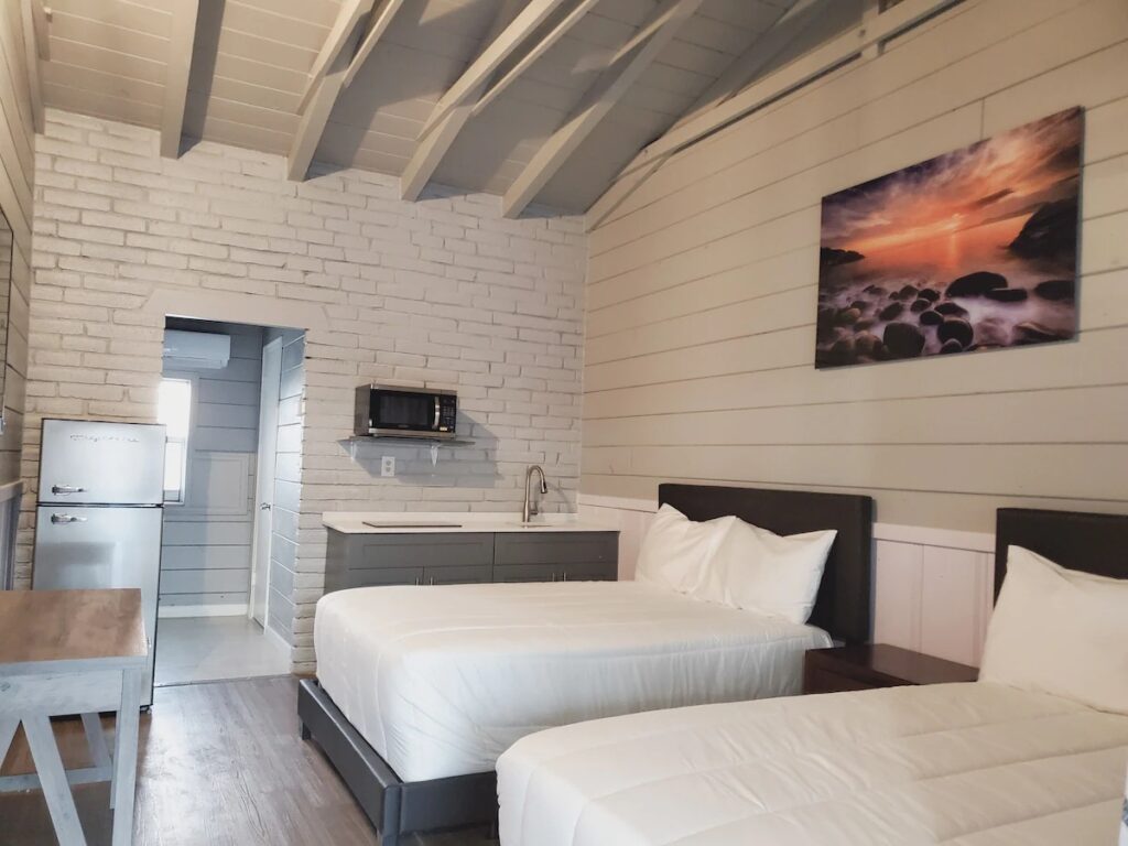 Hollywood Gardens Inn & Suites - Image 3