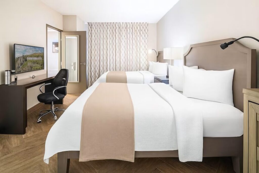 Hollywood Hotel - Image 3