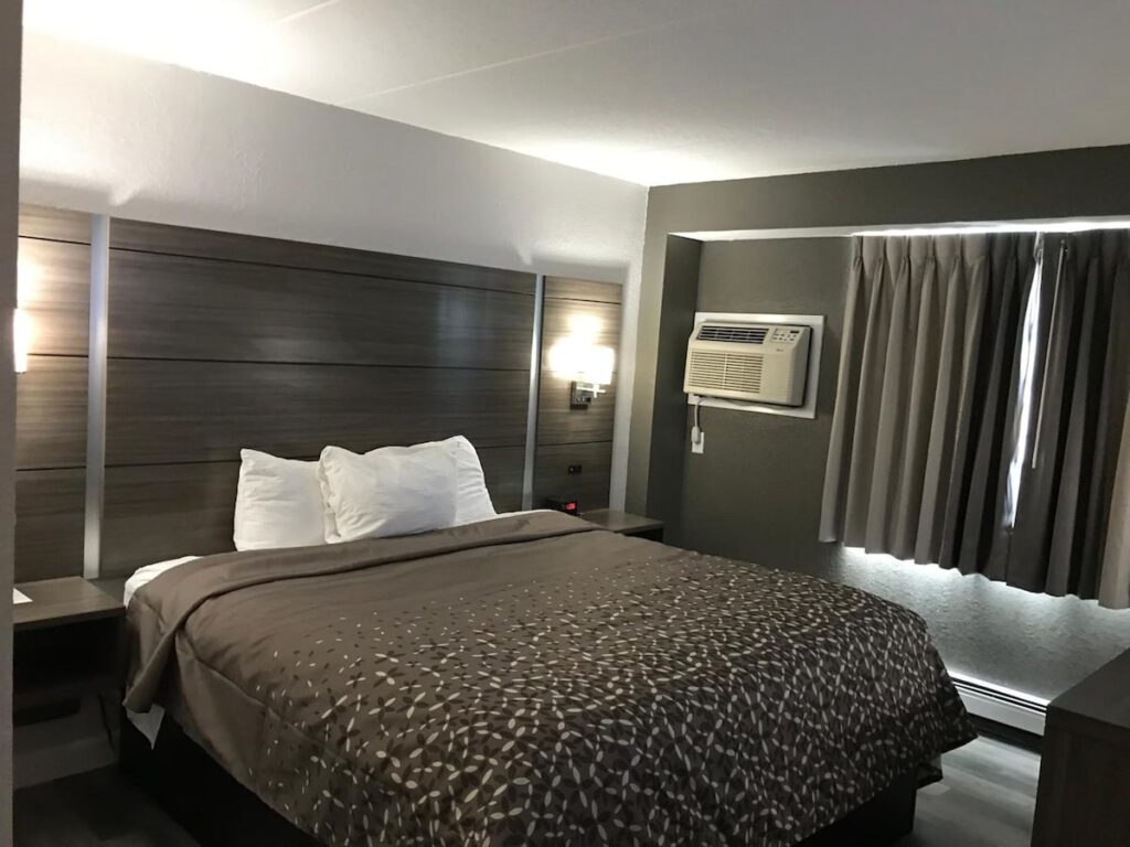 HomeTown Inn - Image 5