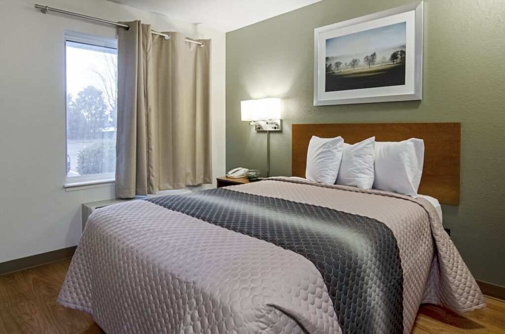 HomeTowne Studios & Suites by Red Roof Greensboro - Image 2