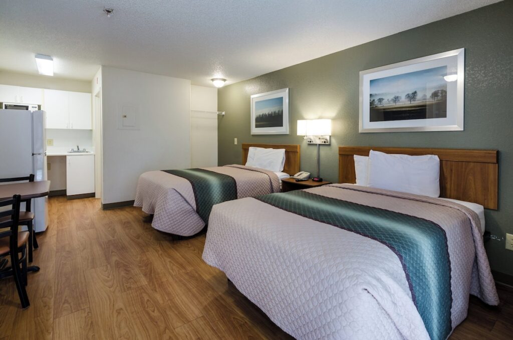 HomeTowne Studios & Suites by Red Roof Greensboro - Image 3