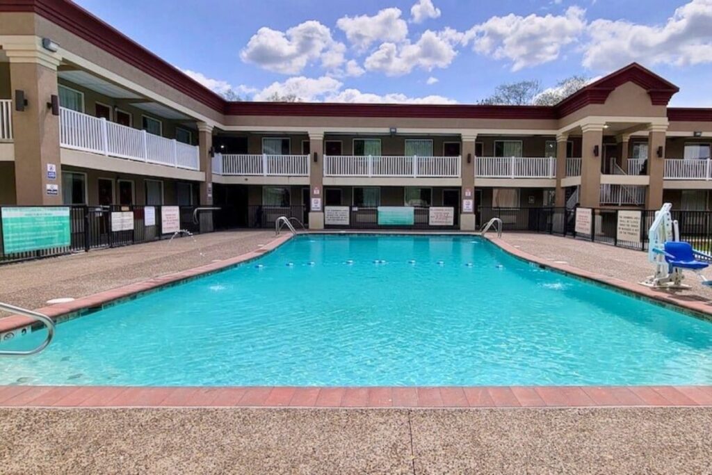 HomeTowne Studios by Red Roof Bordentown - McGuire AFB - Image 5