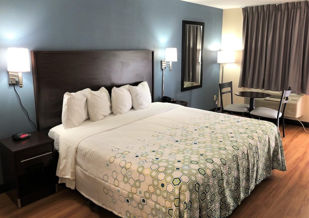 HomeTowne Studios by Red Roof Bordentown - McGuire AFB - Image 2