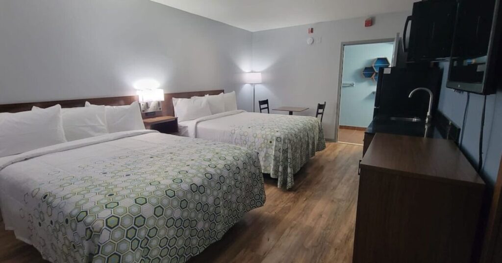 HomeTowne Studios by Red Roof Egg Harbor-Atlantic City Airport - Image 4