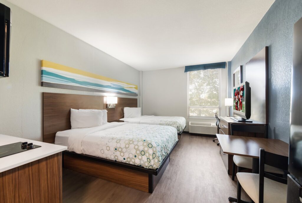 HomeTowne Studios by Red Roof Newport News - Hampton West - Image 2