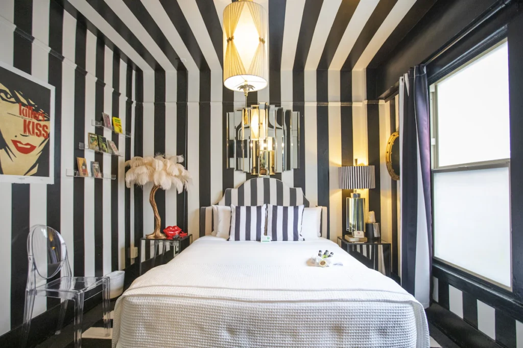 Hotel Des Arts - Image 2