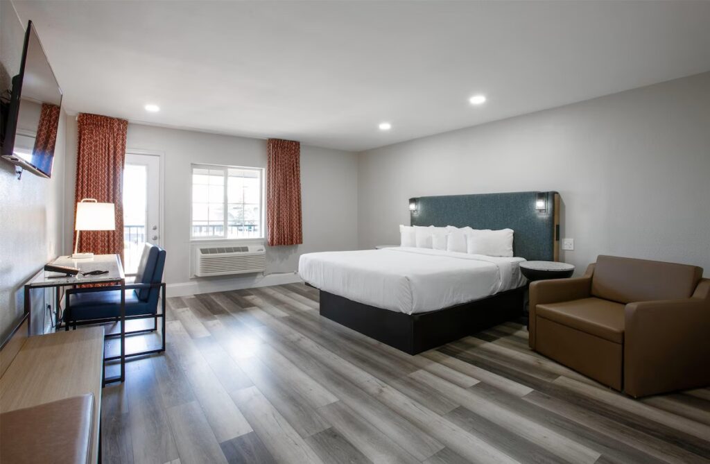 Hotel Elev8 Flagstaff, Trademark Collection by Wyndham - Image 2