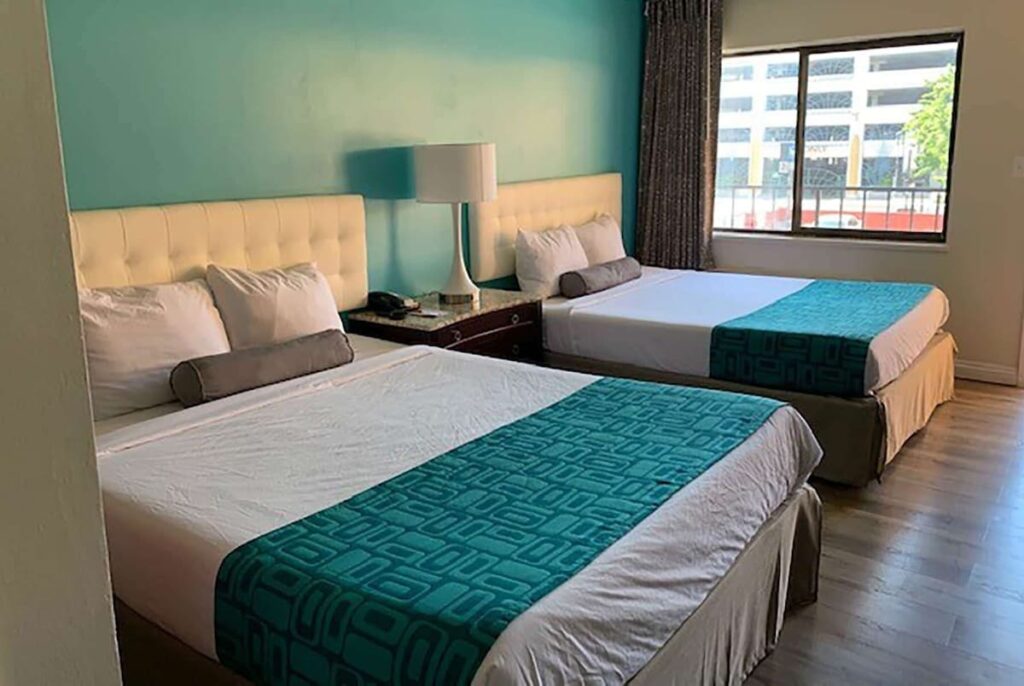 Howard Johnson by Wyndham Downtown Reno - Image 3