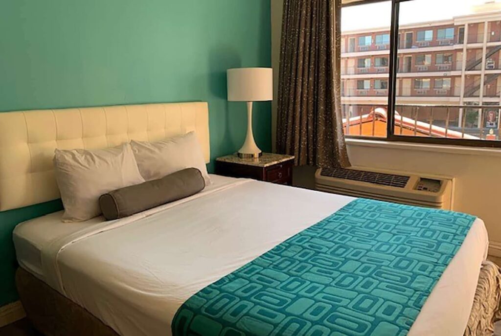 Howard Johnson by Wyndham Downtown Reno - Image 2