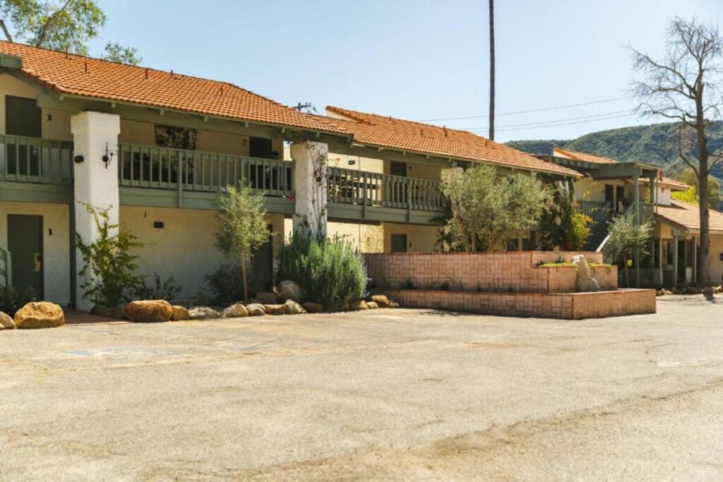 Hummingbird Inn - Image 1