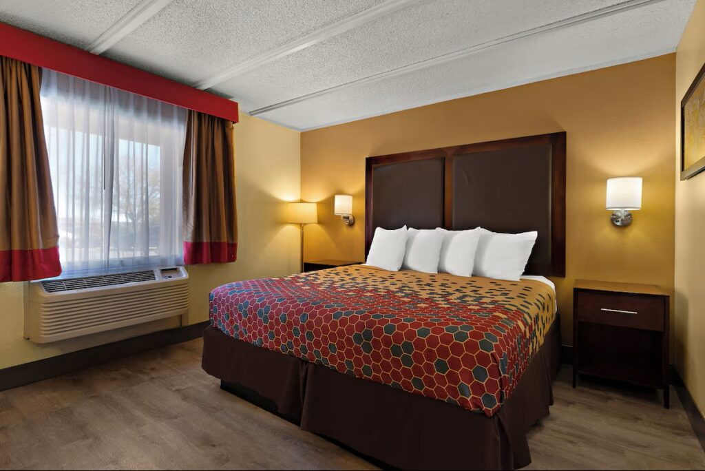 Kings House Motor Hotel - Image 2