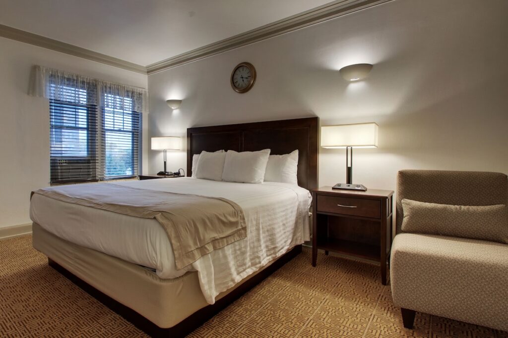 Knickerbocker on the Lake - Image 3