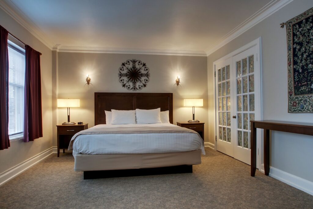 Knickerbocker on the Lake - Image 2