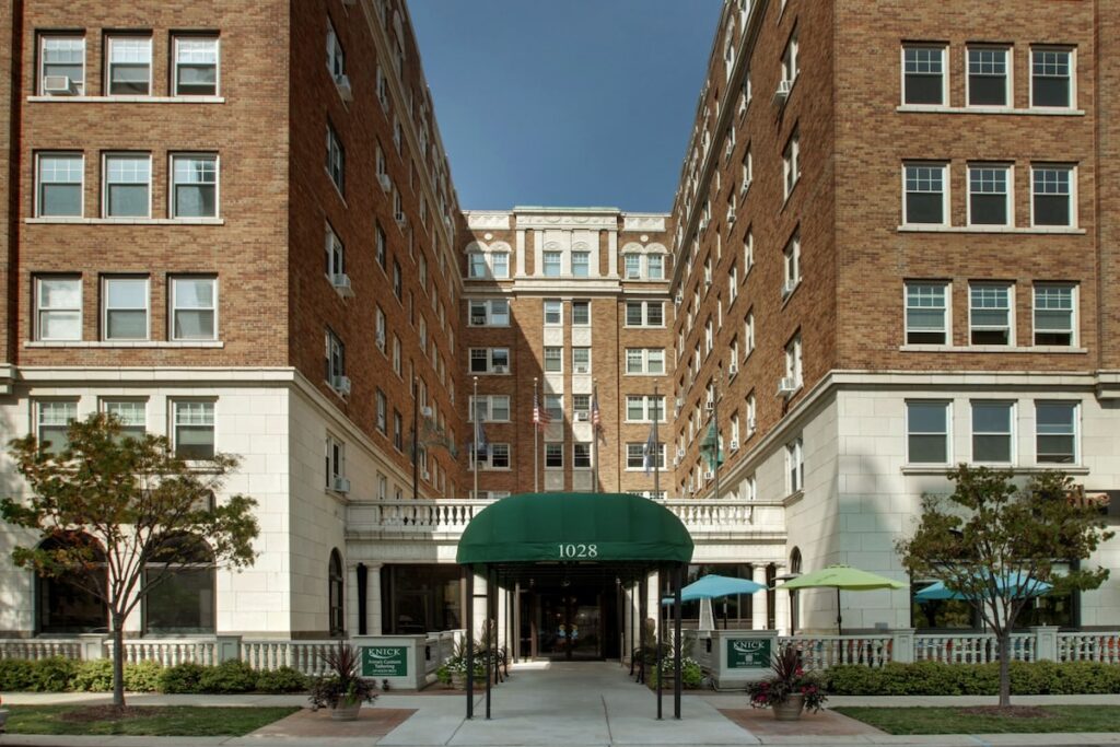 Knickerbocker on the Lake