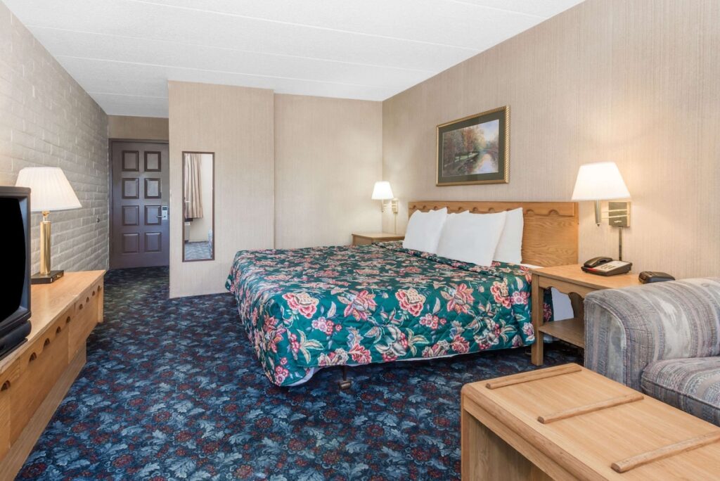 Knights Inn Dayton by Miller Lane - Image 3