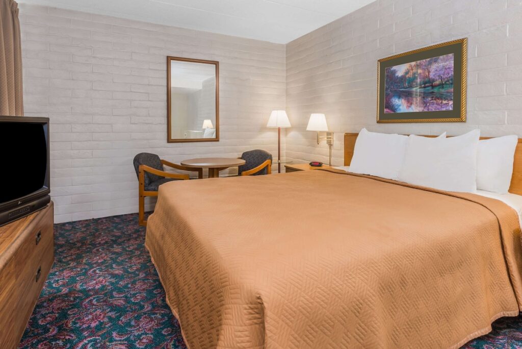 Knights Inn Dayton by Miller Lane - Image 4