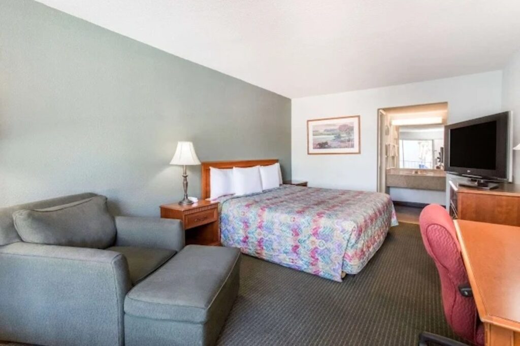 Knights Inn - Plant City - Image 4