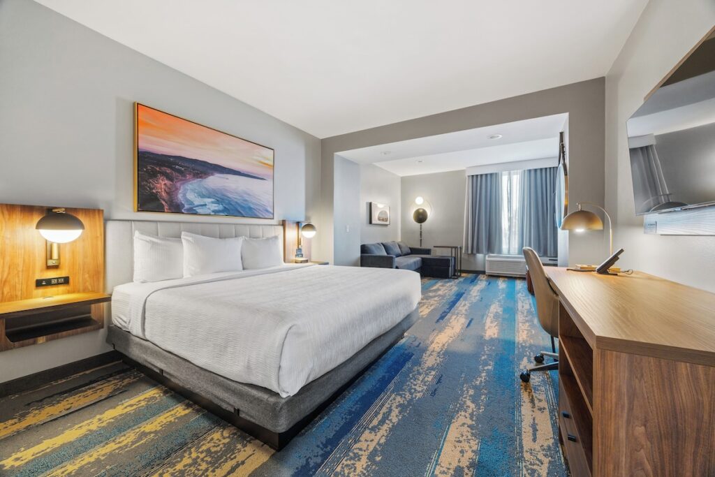 La Quinta Inn & Suites by Wyndham La Habra - Image 4