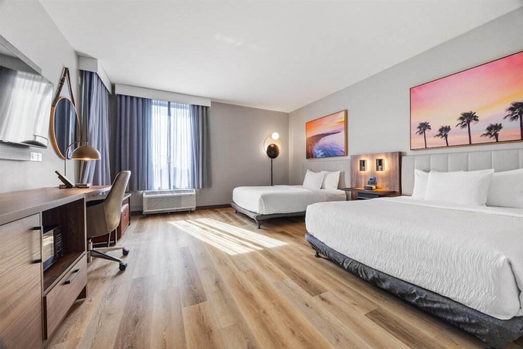 La Quinta Inn & Suites by Wyndham La Habra - Image 5