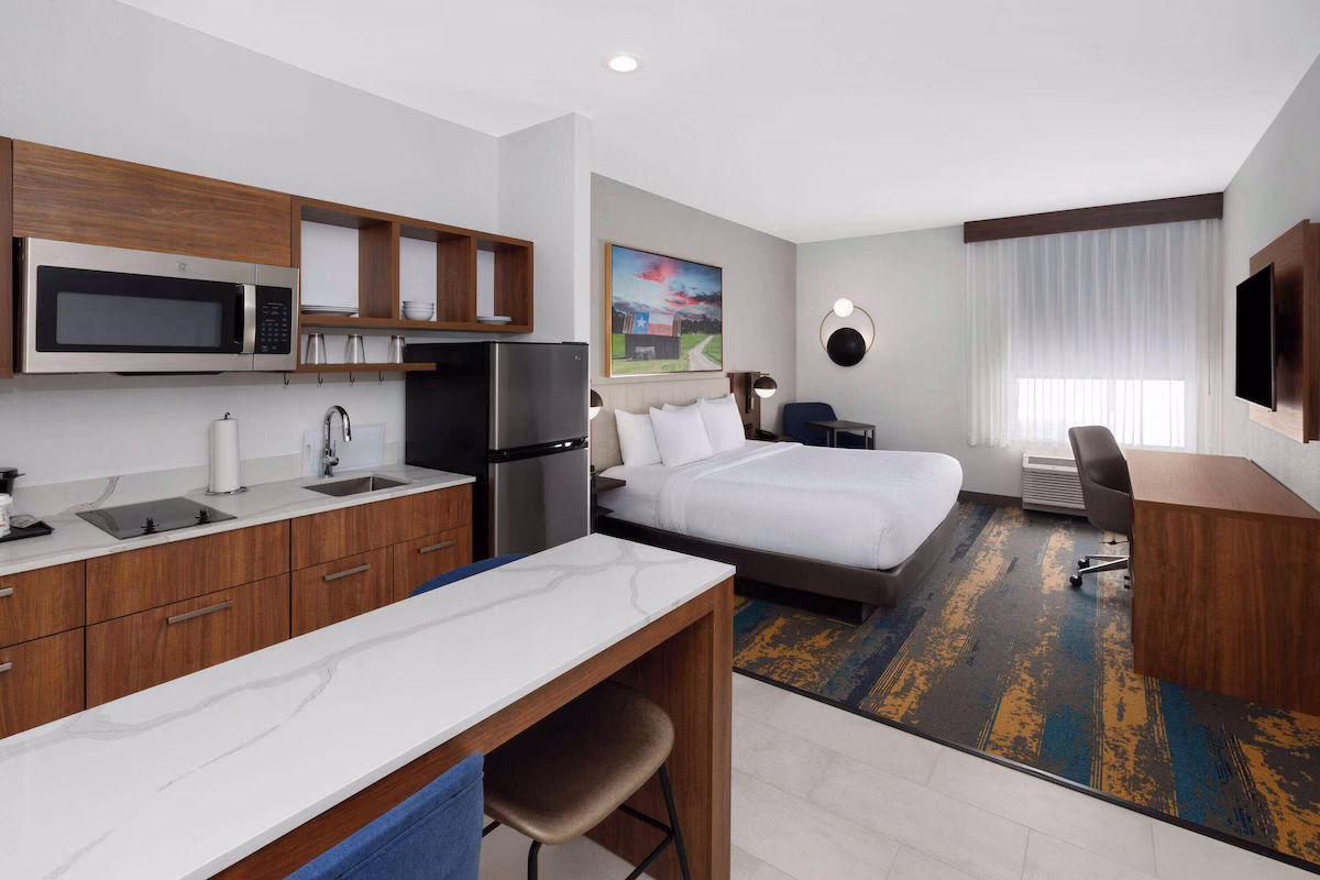 La Quinta Inn & Suites by Wyndham San Antonio at the RIM - Image 1