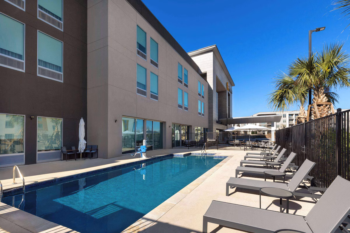 La Quinta Inn & Suites by Wyndham San Antonio at the RIM - Image 3